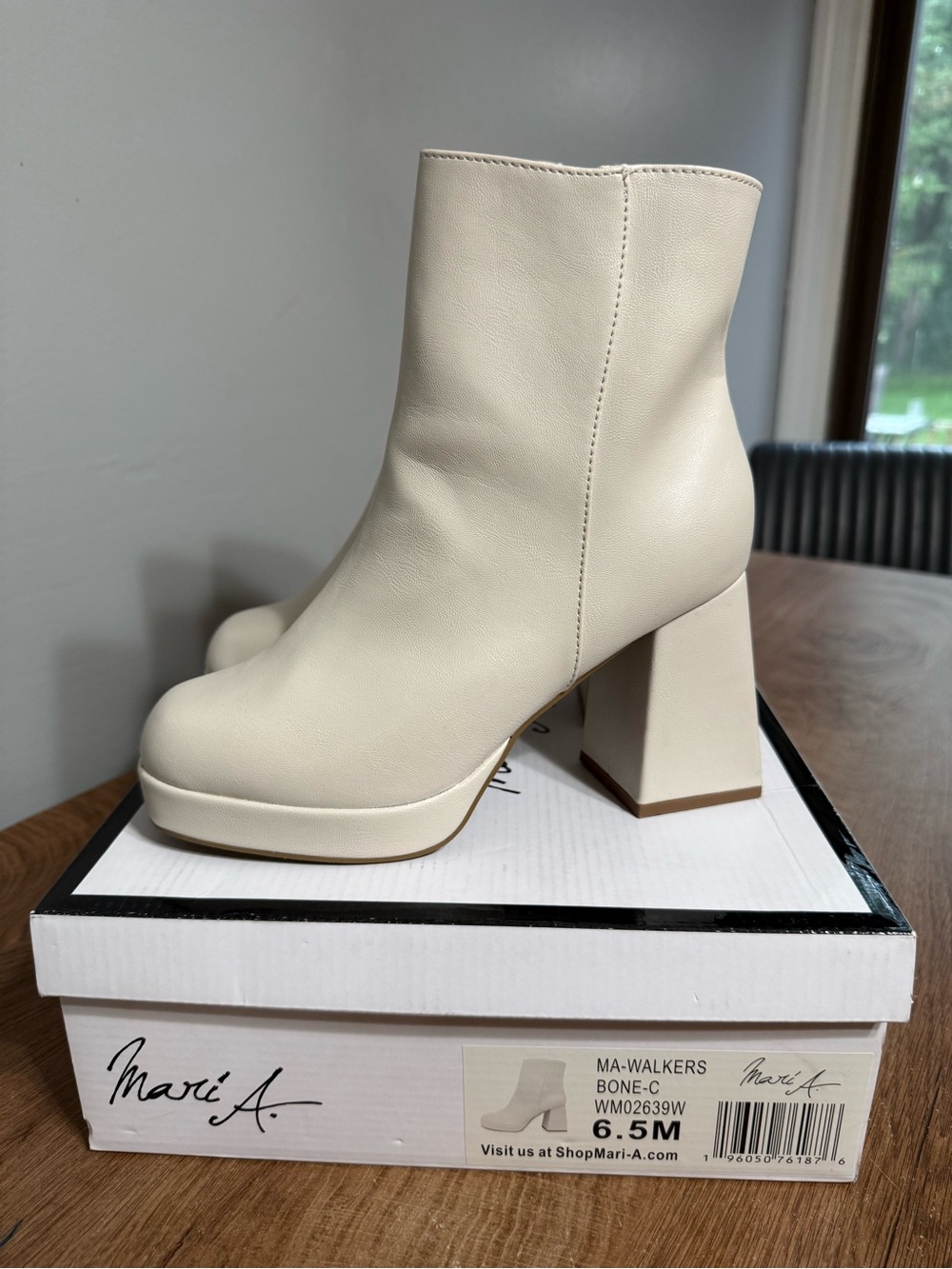 EUC Women’s Mari A Block Heel Boot